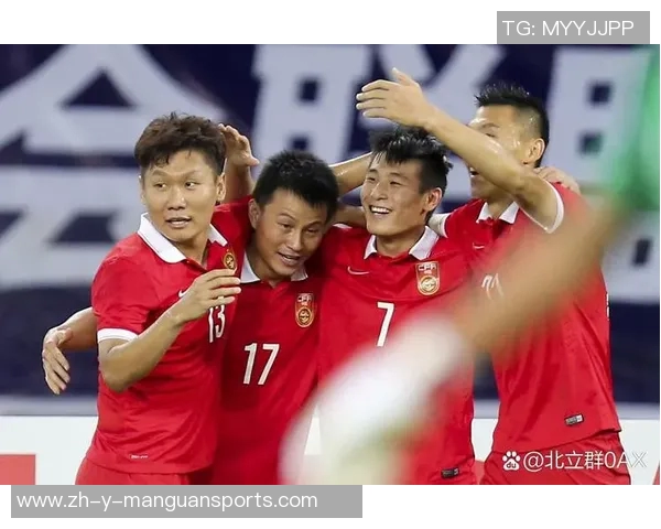 国足球星同框合照展现团结精神与拼搏决心，球迷热议未来赛场表现